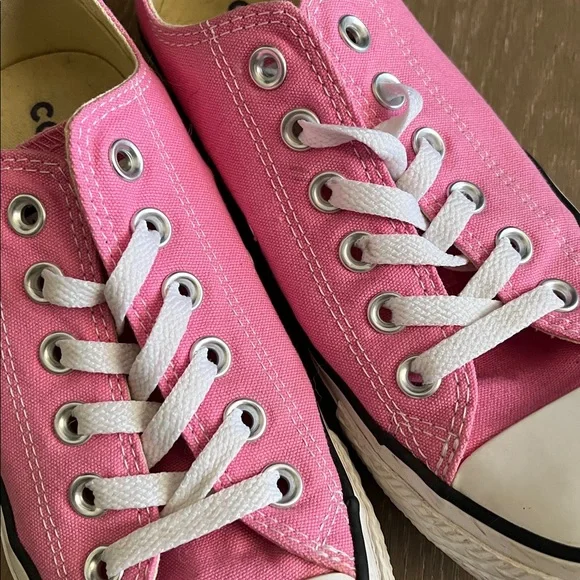 Converse Pink Canvas Sneakers size 7 women’s - Picture 5 of 8